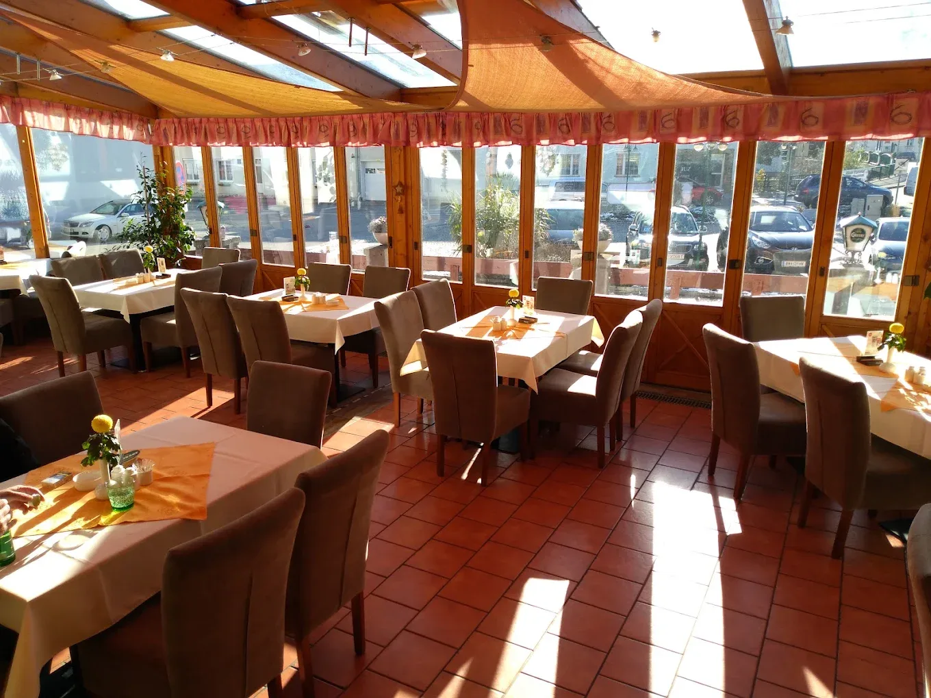 Gemütliche Gaststube mit rustikalen Holzbänken im Gasthaus Zum Silbertalerwirt in Alland