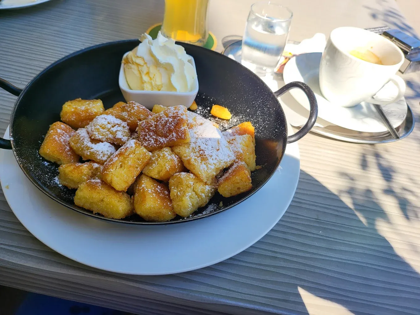 Frischer Kaiserschmarrn mit Schlagobers
